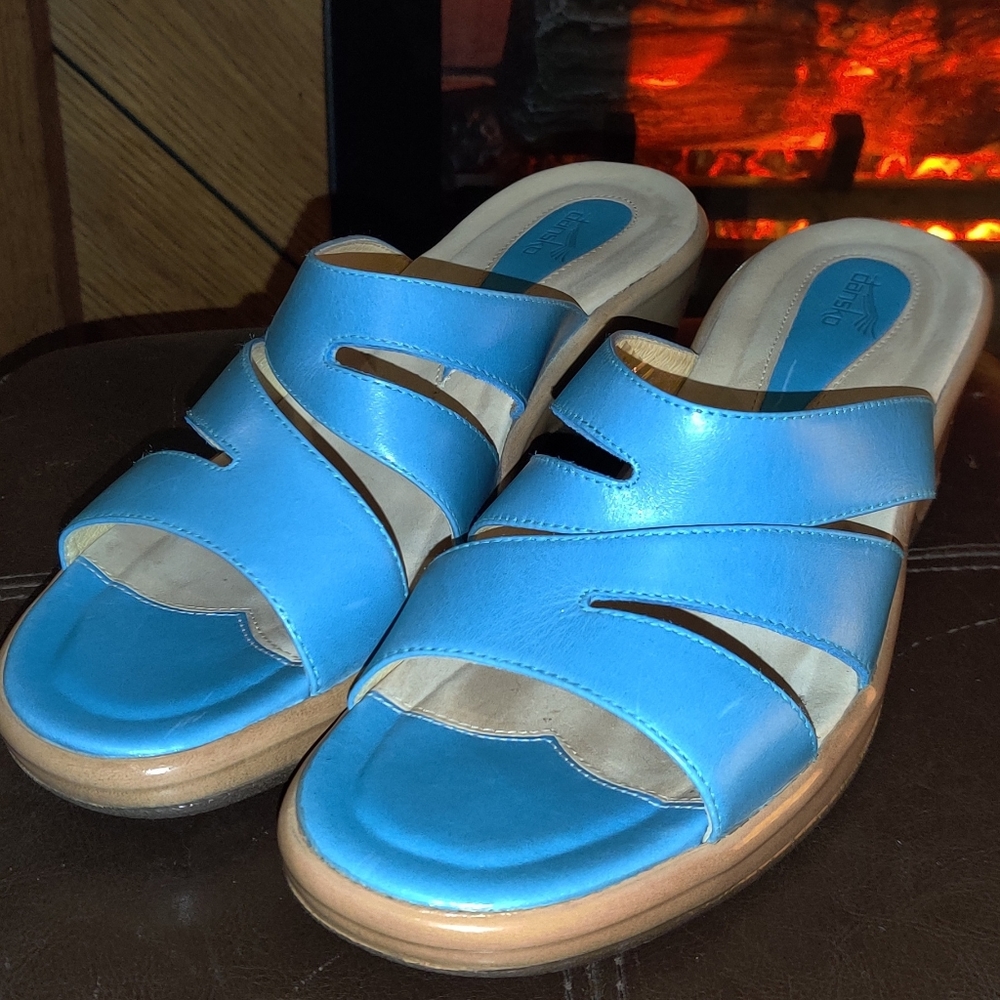 Dansko ladies 8.5 (39) sandals Turquoise like new